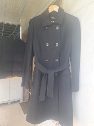 Abrigo Silvian Heach negro con cinturón
