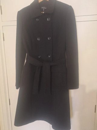 Abrigo Silvian Heach negro con cinturón