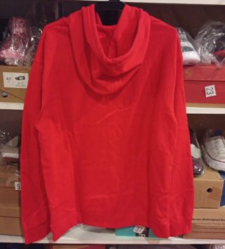 Chaqueta con capucha roja