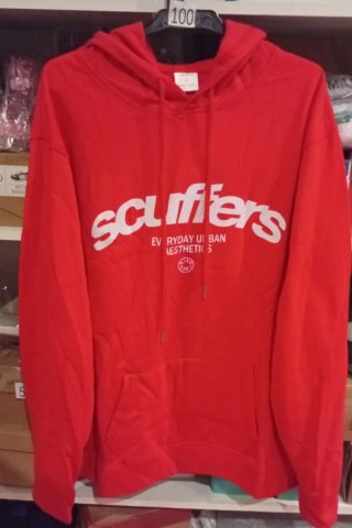 Chaqueta con capucha roja