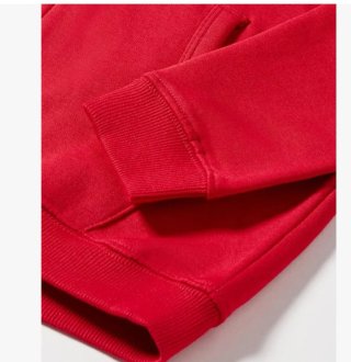 Chaqueta con capucha roja