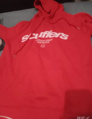 Chaqueta con capucha roja