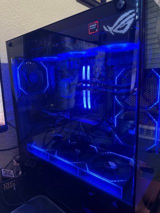 PC Gaming MSI con luces LED azules