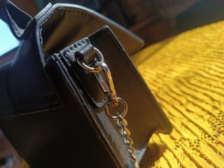 Bolso de fiesta negro con cadena