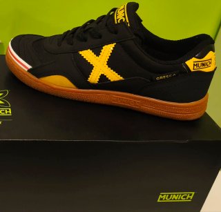 Deportivas Munich Negras y Amarillas