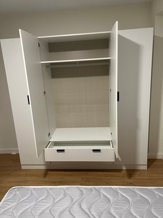 Armario blanco de madera