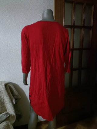 Vestido rojo con cordones azul