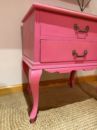 Mesita de noche vintage rosa