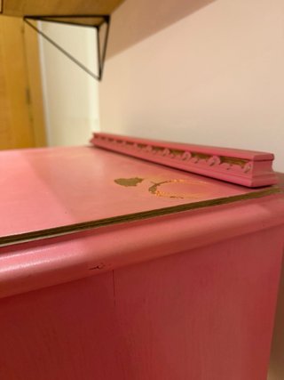 Mesita de noche vintage rosa