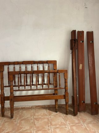 Cabecero de cama antiguo de madera