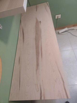 Escritorio y baldas beige y blanco