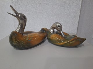Figuras de patos pintadas a mano