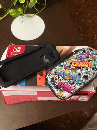Nintendo Switch + 3 juegos + Caja + 2 Fundas