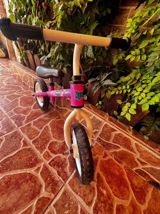 Bicicleta de equilibrio infantil rosa
