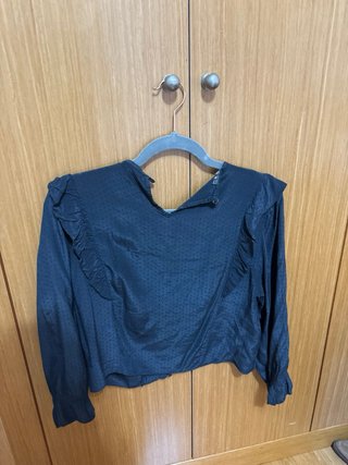 Blusa negra con volantes talla S