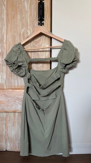 Vestido verde con mangas abullonadas