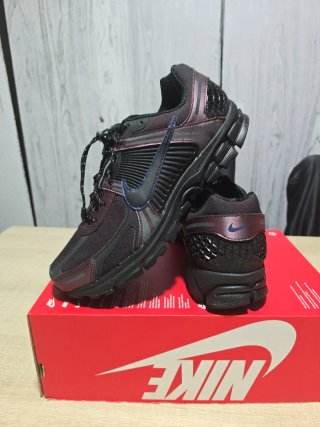 Zapatillas Nike Zoom Vomero 5 Negro/Morado