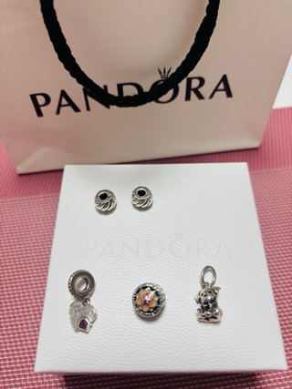 Pulsera Pandora con charms y clip