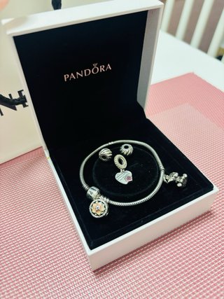 Pulsera Pandora con charms y clip
