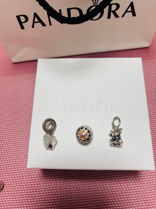 Pulsera Pandora con charms y clip