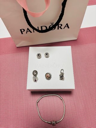 Pulsera Pandora con charms y clip