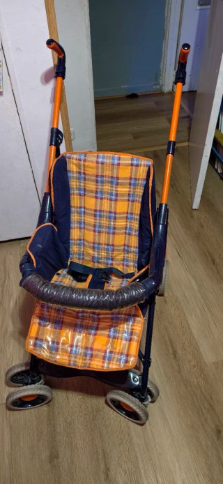 Carro de paseo con paraguas en muy buen estado