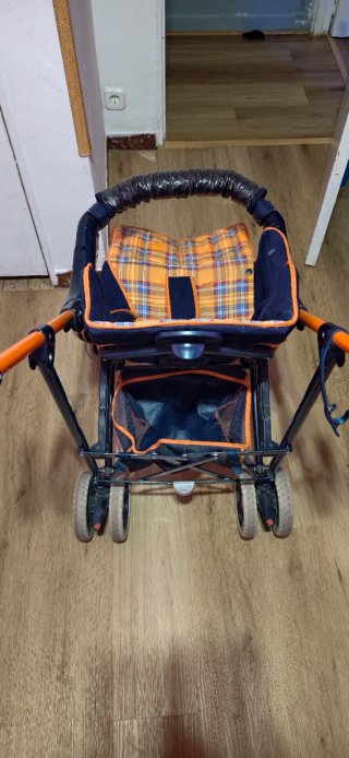 Carro de paseo con paraguas en muy buen estado