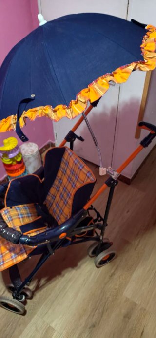Carro de paseo con paraguas en muy buen estado