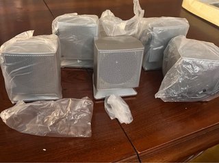 Altavoces pequeños plateados y blancos