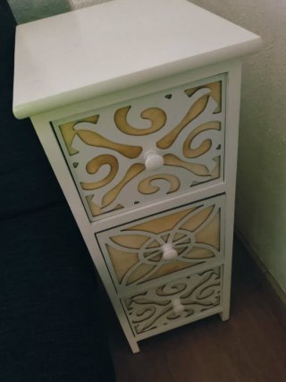 Cómoda de madera con diseño calado