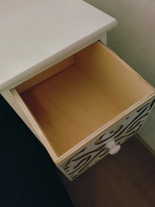Cómoda de madera con diseño calado