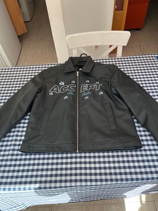 Chaquet cazadora efecto piel Pull&Bear negra nueva