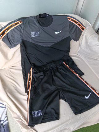 Conjunto deportivo Nike gris y negro