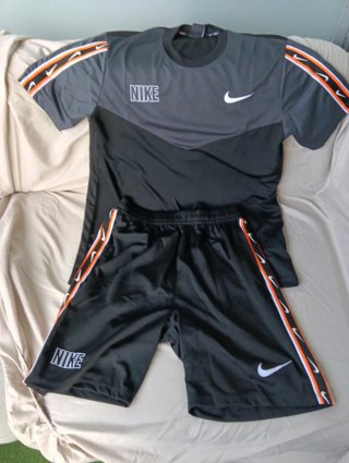 Conjunto deportivo Nike gris y negro