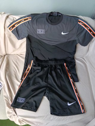 Conjunto deportivo Nike gris y negro