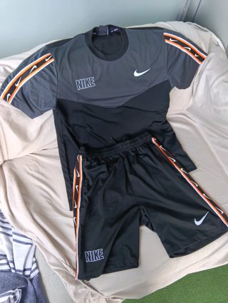 Conjunto deportivo Nike gris y negro