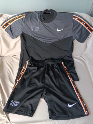 Conjunto deportivo Nike gris y negro