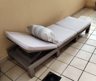 Tumbona de terraza beige y gris