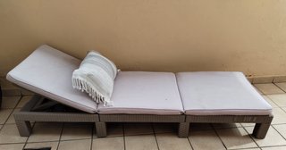 Tumbona de terraza beige y gris