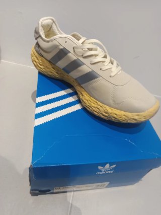 Zapatillas Adidas Beige y Gris 45 1/3