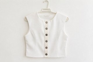 Top blanco sin mangas con botones