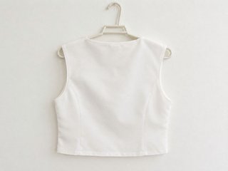 Top blanco sin mangas con botones