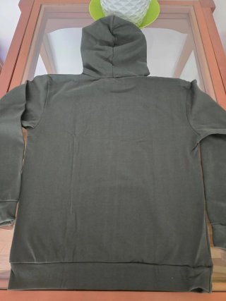 Una camiseta y dos sudaderas CON ETIQUETA. Talla M
