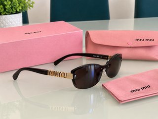 Gafas de sol Miu Miu negras y doradas