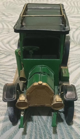CocheFabricadoEnMetal,VerdeEscala 1:18