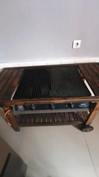 Barbacoa de madera y metal