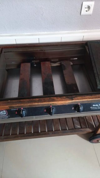 Barbacoa de madera y metal