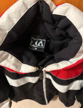 Chaqueta de esquí negra y roja