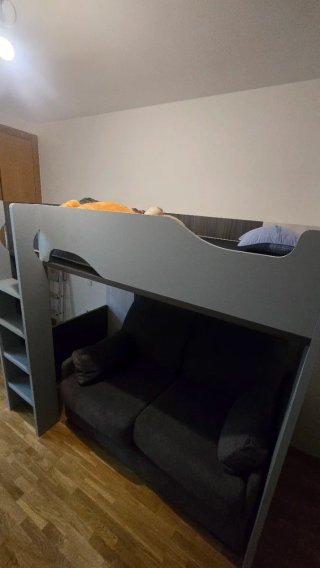Litera juvenil con escritorio y estantería