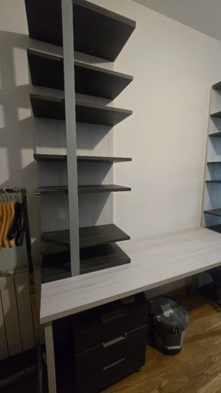 Litera juvenil con escritorio y estantería